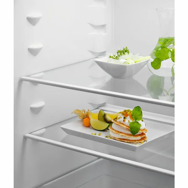 Zanussi Series 40 269L Low Frost Integrated Fridge Freezer - White | ZNFN18ES3