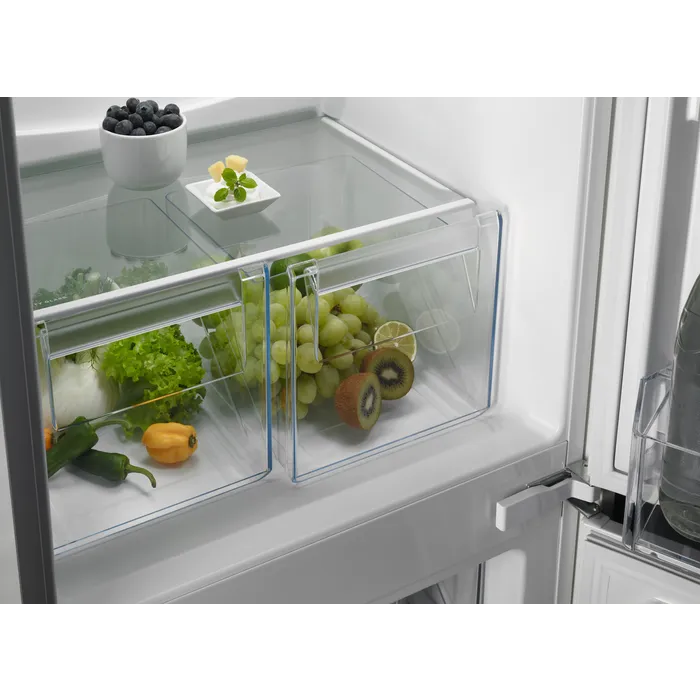 Zanussi Series 40 269L Low Frost Integrated Fridge Freezer - White | ZNFN18ES3